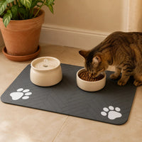 Tapis sous-bowl noir en utilisation dans une cuisine