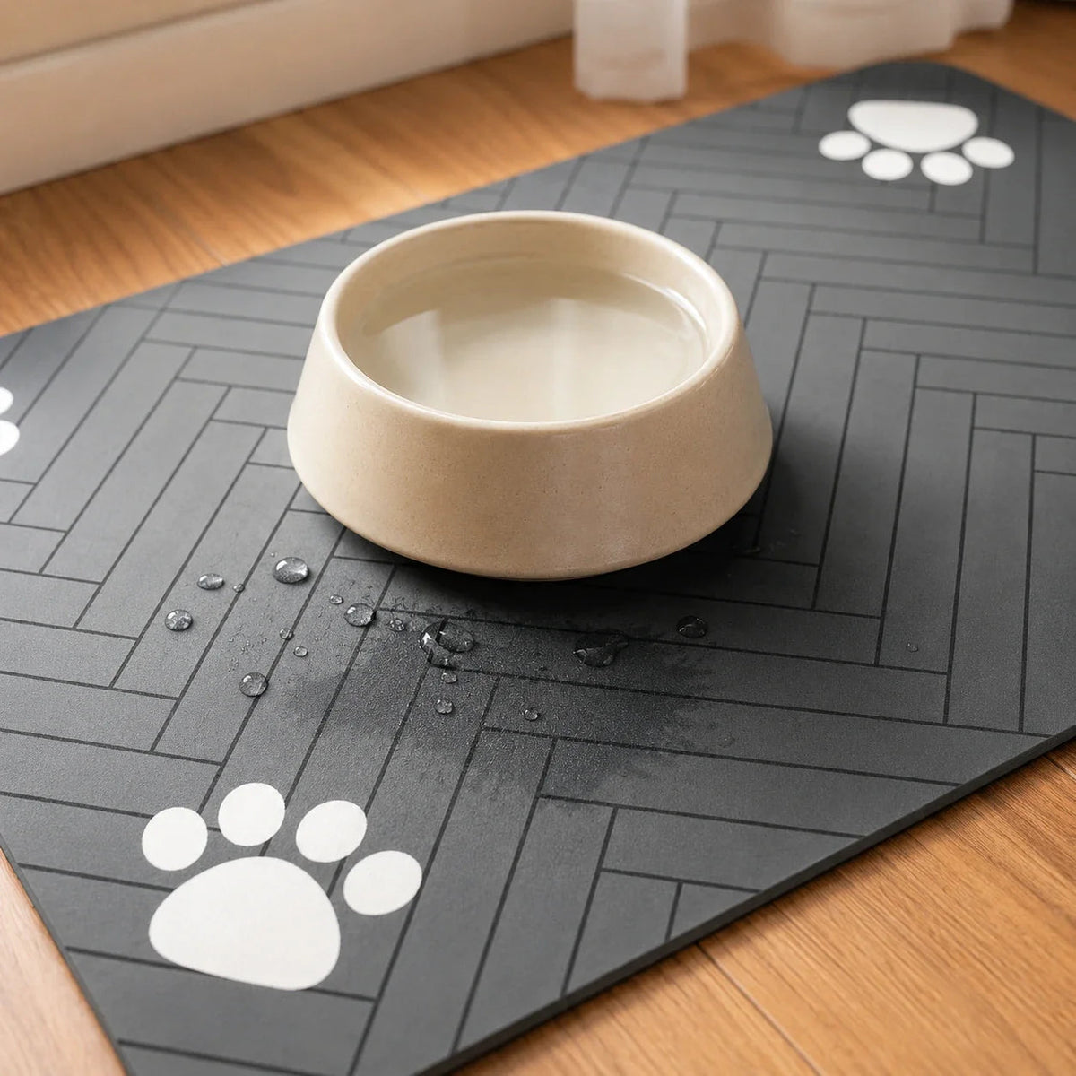 Demonstration absorption d'eau par le tapis sous-bowl noir