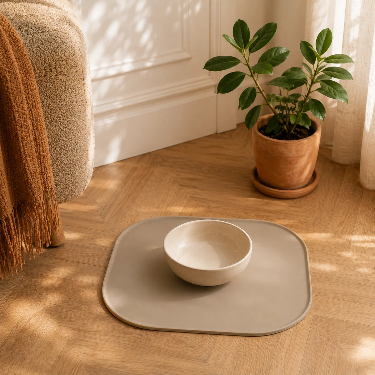 Tapis anti-gaspillage beige dans un salon cosy
